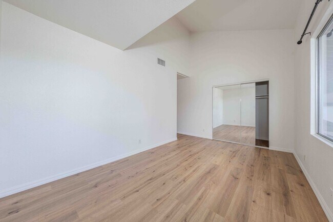 Building Photo - SPACIOUS 2 Bed Townhouse in Garden Grove