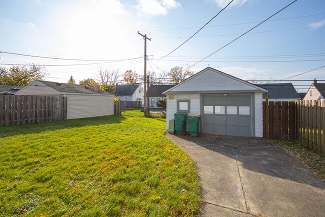 Building Photo - 3 BED 1 BATH SINGLE FAMILY HOME IN BEAUTIF...