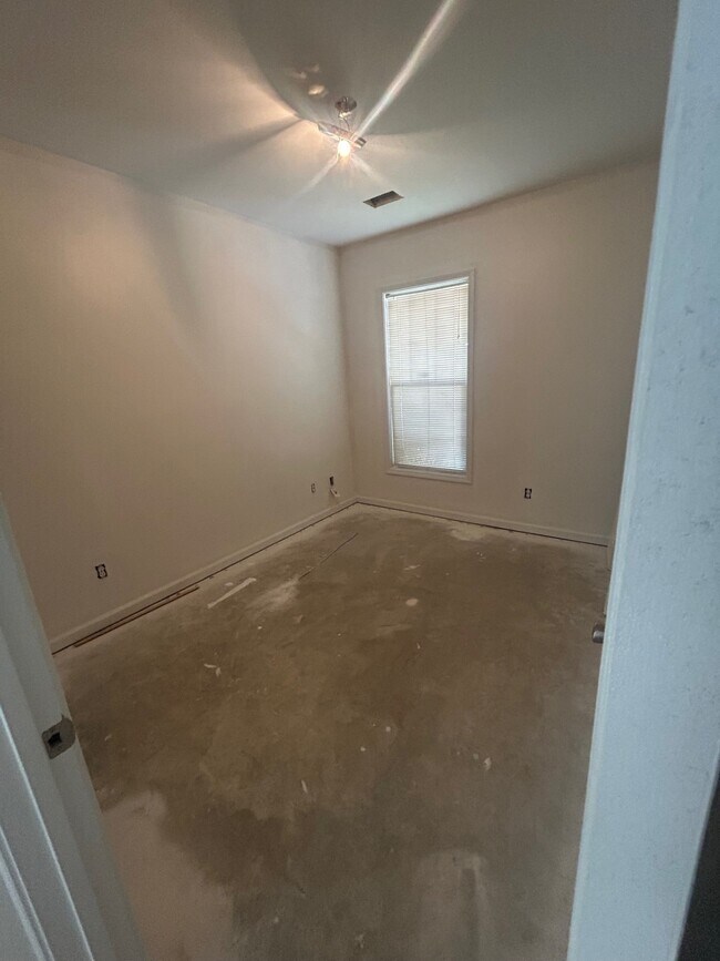 Building Photo - 918 Woodlawn Ave