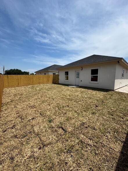 Building Photo - 2111 Dragonfly St