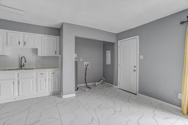 Building Photo - 14618 Flair Dr