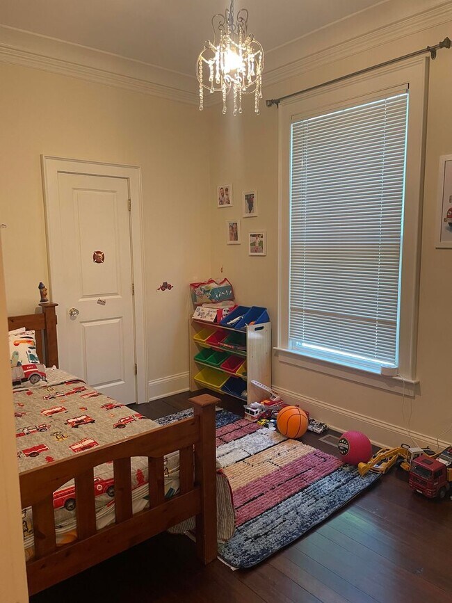 Building Photo - Lovely first floor 2 bedroom unit