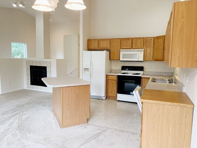 Building Photo - East Anchorage Townhouse with Yard, Garage, and W/D In unit! Close to JBER!