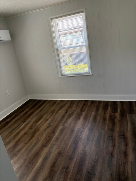 Building Photo - 557 S Church St