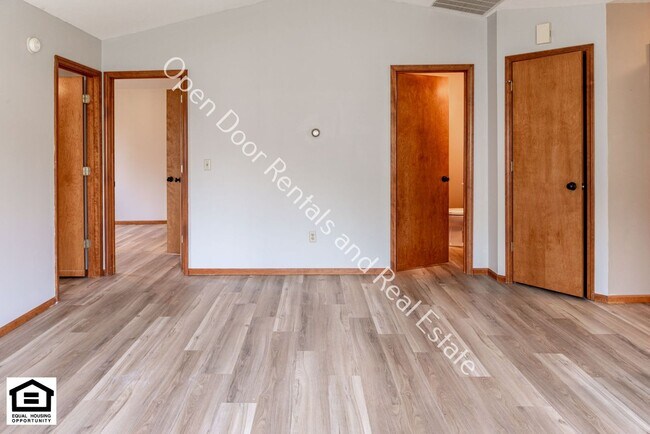 Building Photo - Fort Wayne Rising 1420/1422 Flagstone
