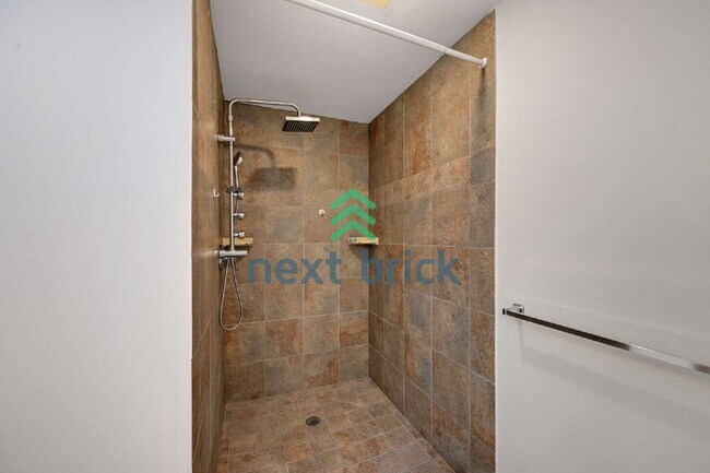 Building Photo - "Spacious 4-Bedroom Retreat with 2.5 Baths in Charming Sammamish Setting"