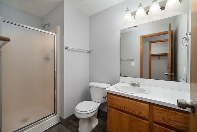 Building Photo - 3 bedroom townhouse with Garage!! Wont last! Call Now!!