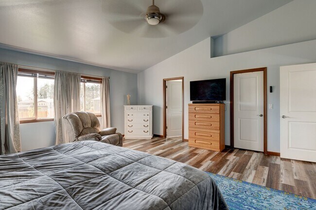 Building Photo - 4 Bedroom House in Gated Community