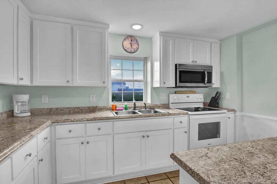 Building Photo - 237 Sea Shore Dr