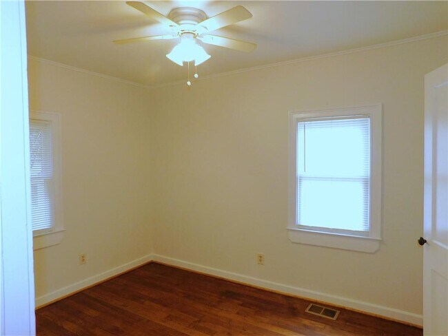 Building Photo - 219 Parkview Dr SE
