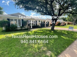 Building Photo - Gorgeous Home with updates and space!