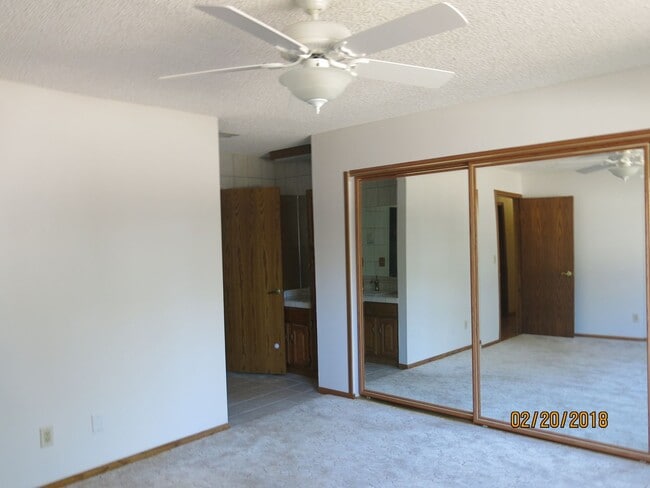 Building Photo - 4 bed, 2 bath, 2 car garage . Boulder City RV parking