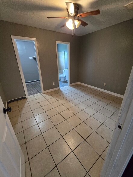 Building Photo - 4820 Oak Ave