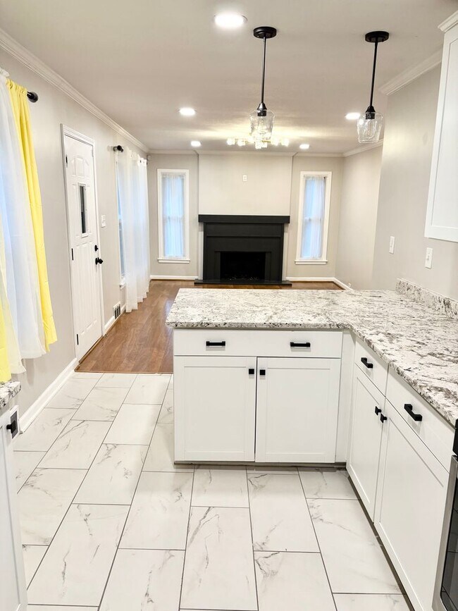 Building Photo - Charming 3-bedroom, 2-bath Cottage on a Sp...