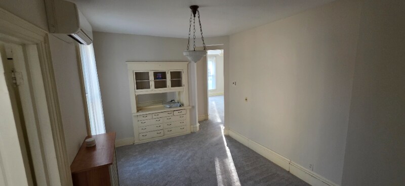 Building Photo - 621 6th St SE