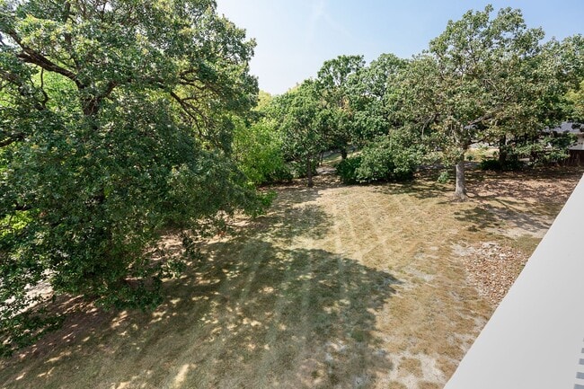 Building Photo - Shawnee Condo all redone close to Shops an...