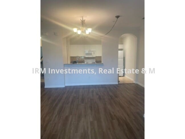 Building Photo - 3 bedroom 2 bath condo