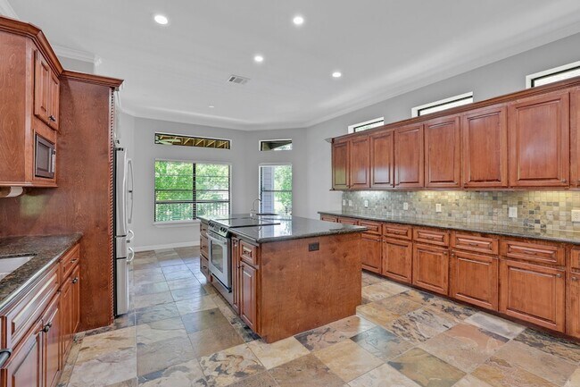 Building Photo - 270 Lake Grove Dr