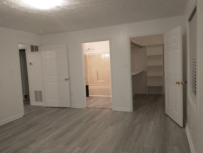 Building Photo - 1288 S Ox Rd