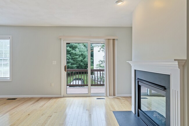 Building Photo - 555 Main St