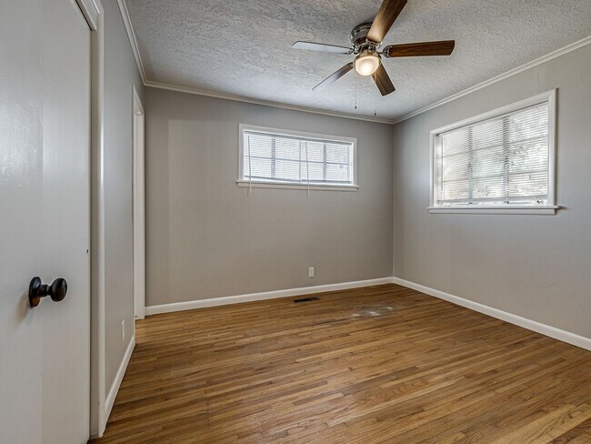 Building Photo - Move in special / First months rent is $800