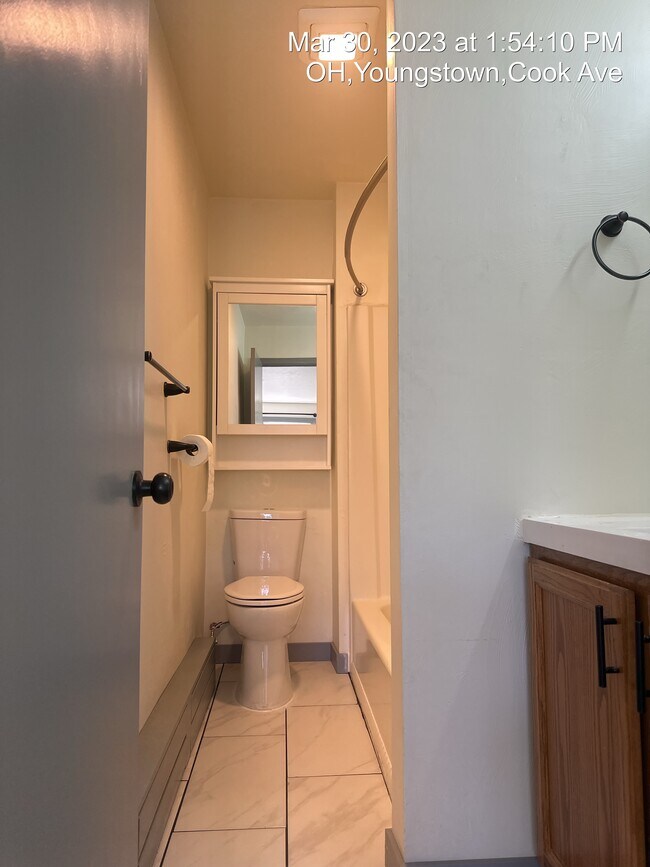 Building Photo - 865 Cook Ave