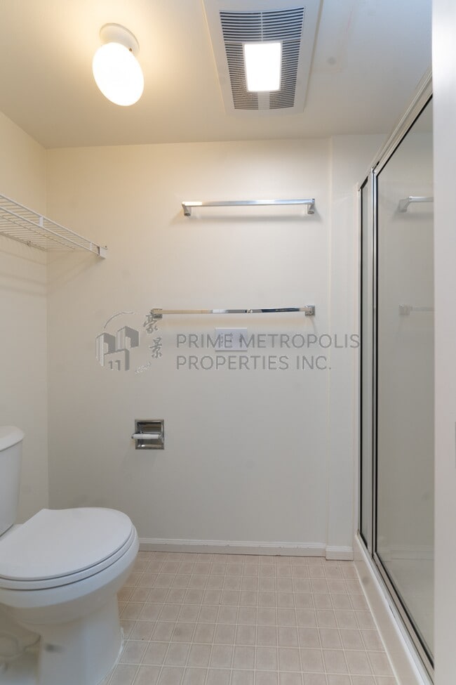 Building Photo - 4343 Roosevelt Way NE