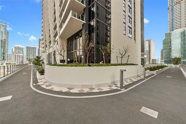 Building Photo - 1010 Brickell Ave