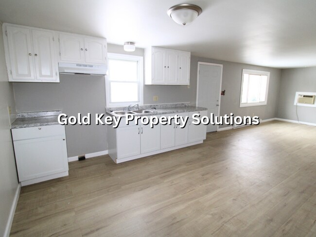 Building Photo - 9801 S Rinker-701/703 W Malissa