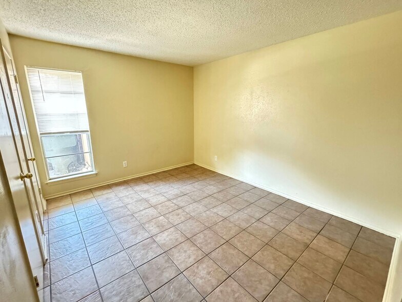 Building Photo - 2206 Silverway Dr