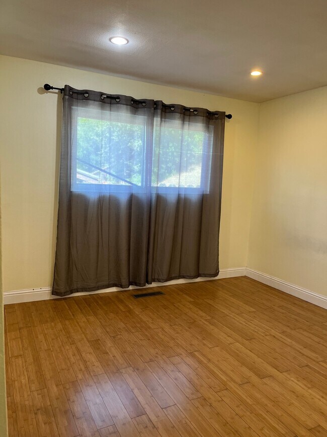 Building Photo - 2592 Santa Barbara Dr