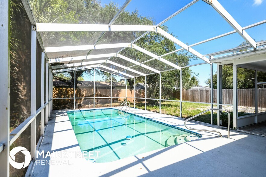 Building Photo - 10315 White Cedar St