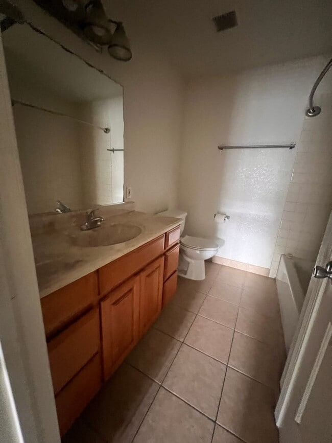 Building Photo - Super cute 2 bedroom condo