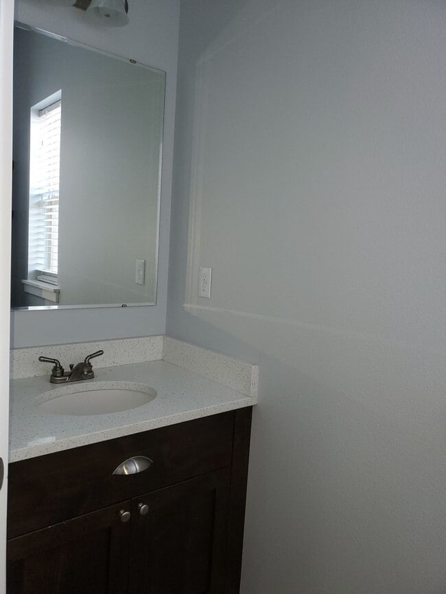 Building Photo - ? Stunning 3 Bedroom, 2.5 Bath Townhome in...