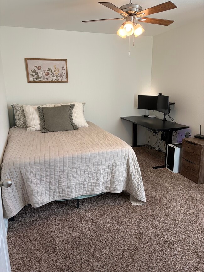 Building Photo - 208 Robin St