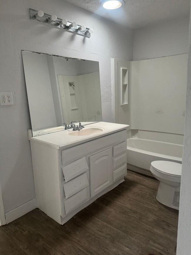 Building Photo - large 3bedroom 1 bathroom