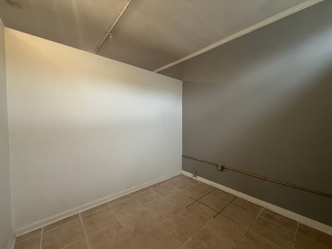 Building Photo - Rental Available: 427B General Mouton