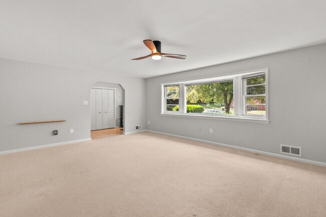 Building Photo - 5 Bed 3 Bath - Chevy Chase Rambler - Move IN Ready