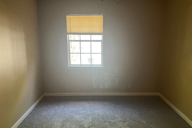 Building Photo - Charming 2/1 Apartment in Midtown!