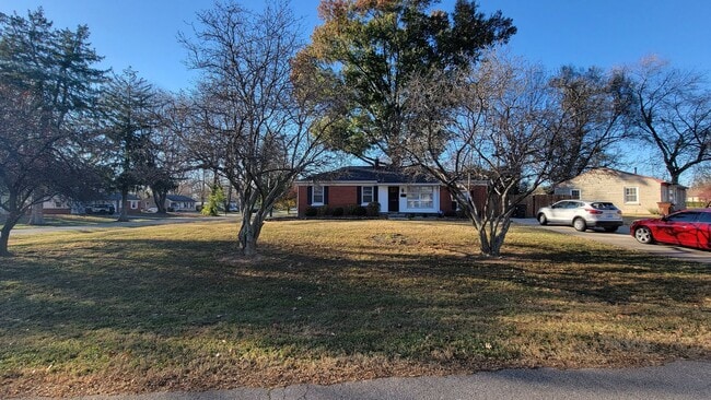 Building Photo - Clean 4 Bedroom Ready For Rent