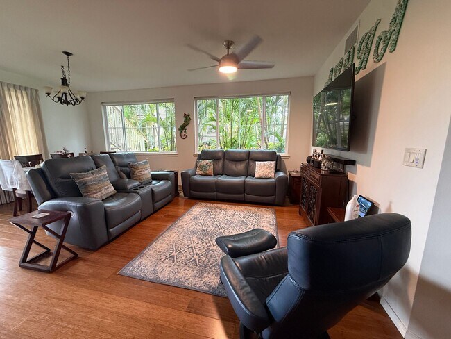 Building Photo - Beautiful Renovated and Furnished 2 bed/2 bath, walk to the beach