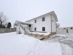 Building Photo - Spacious 5 Bed House with Custom Features Available For Rent!