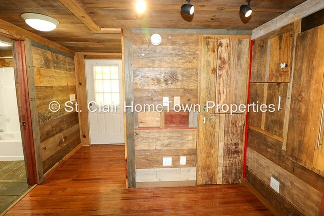 Building Photo - Beautiful Rustic Cabin