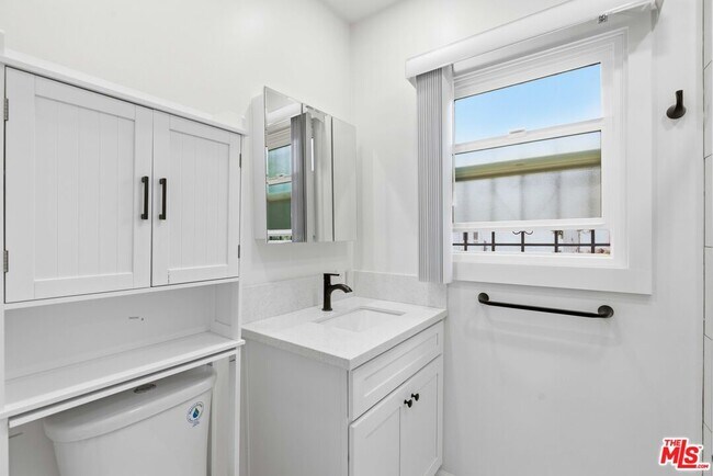 Building Photo - 580 W 15th St