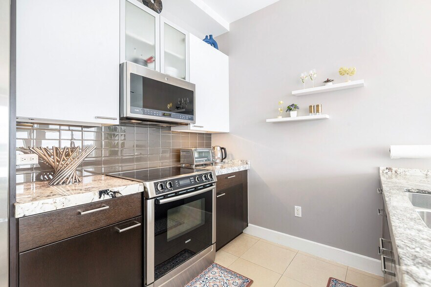 Building Photo - 111 SE 2nd St