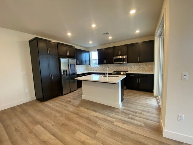 Building Photo - Boulevards End Unit Townhouse, 3 Bed / 2.5 Bath, Amenities, Close to 580 - Short term lease throu...