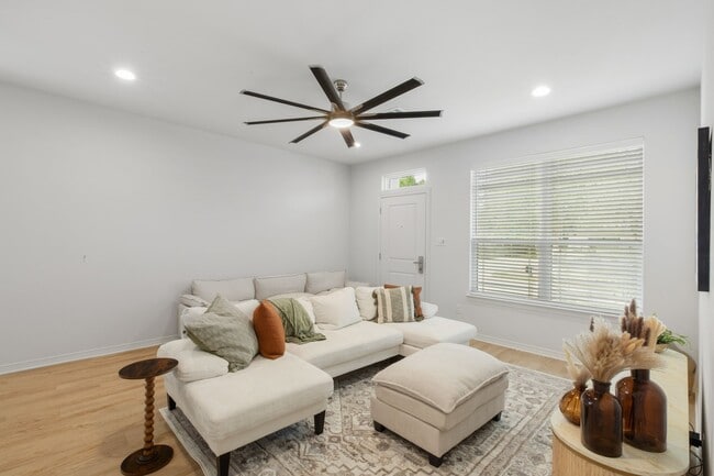 Building Photo - 240 Richards St