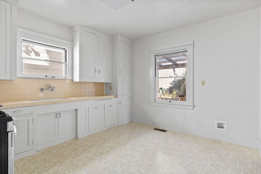 Building Photo - 205 Court St