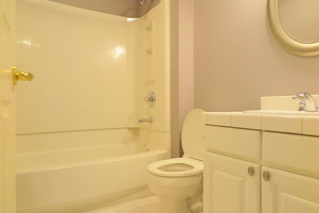 Building Photo - Discover easy living at Forest Heights 2b/2ba Townhome!