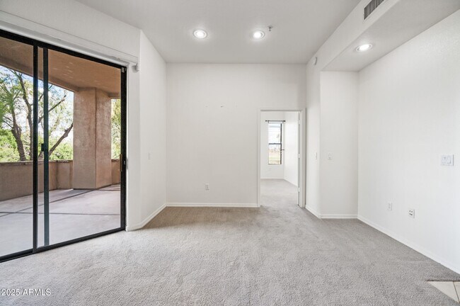 Building Photo - 7027 N Scottsdale Rd